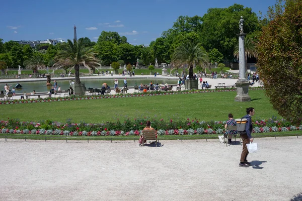 フランス 2022年6月14日 パリのルクセンブルク庭園 パリのガーデンチェア 公園でリラックスするための金属サンラウンジャー — ストック写真