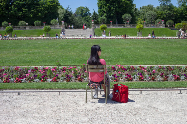 ПАРИЖ, ФРАНЦИЯ - 14 июня 2022 года: Люксембургские сады в Париже. Стулья в саду в Париже. Металлические шезлонги для отдыха в парке