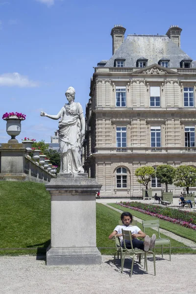 PARIS, FRANCE - 14 Haziran 2022 Lüksemburg Bahçeleri, Paris. Paris 'te bahçe sandalyeleri. Parkta dinlenmek için metal güneşlik.