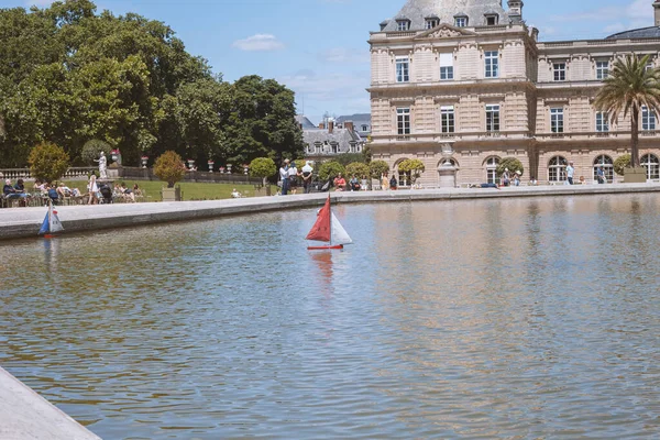 Paris França Junho 2022 Barcos Infantis Fonte Perto Palácio Luxemburgo — Fotografia de Stock