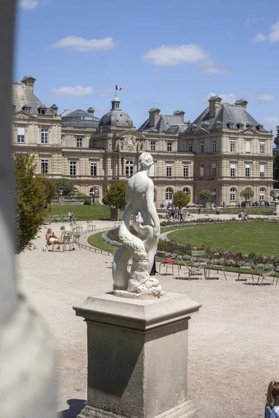 PARIS, FRANCE - 14 Haziran 2022 Lüksemburg Bahçeleri, Paris. Paris 'te bahçe sandalyeleri. Parkta dinlenmek için metal güneşlik.