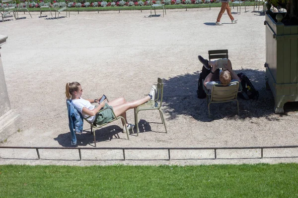 PARIS, FRANCE - 14 Haziran 2022 Lüksemburg Bahçeleri, Paris. Paris 'te bahçe sandalyeleri. Parkta dinlenmek için metal güneşlik.