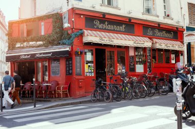 PARIS, FRANCE - 14 Haziran 2022: Yazın Paris 'te sokakta terası olan kafeler ve restoranlar