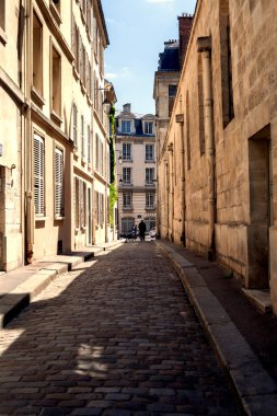 PARIS, FRANCE - 14 Haziran 2022: Yazın Paris 'te güzel bir cadde