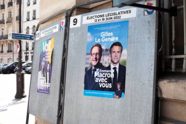 PARIS, FRANCE - 16 Haziran 2022: Paris 'te parlamento seçimlerinin ilk turu. Seçim posterleri: Jean-Luc Mlenchon ve Emmanuel Macron