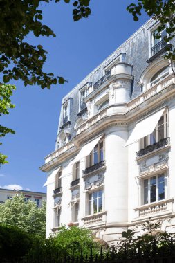 PARIS, FRANCE - 14 Haziran 2022: Paris konut binaları. Eski Paris 'in mimarisi, güzel cephe, güneşli günlerde tipik Fransız evleri. Şehir hayatı, yaşam tarzı ve pahalı emlak konsepti.