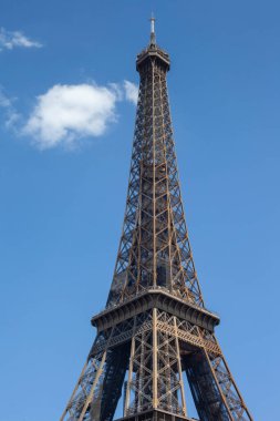 PARIS, FRANCE - 14 HAZİRAN 2022: Paris 'teki Eyfel Kulesi