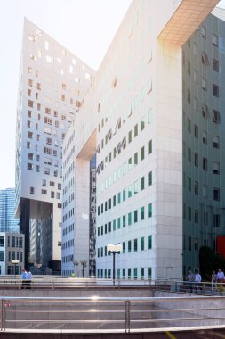 Paris, Fransa - 12 Haziran 2022 La Defense, Paris. Paris 'in modern kesimindeki ofis binalarının güzel günbatımında La Defans.