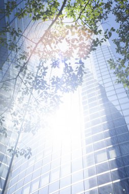 PARIS, FRANCE - 16 Haziran 2022: Mavi gökyüzüne karşı modern gökdelenlerin alt manzarası. Şehir merkezindeki iş binalarına bakıyorum..