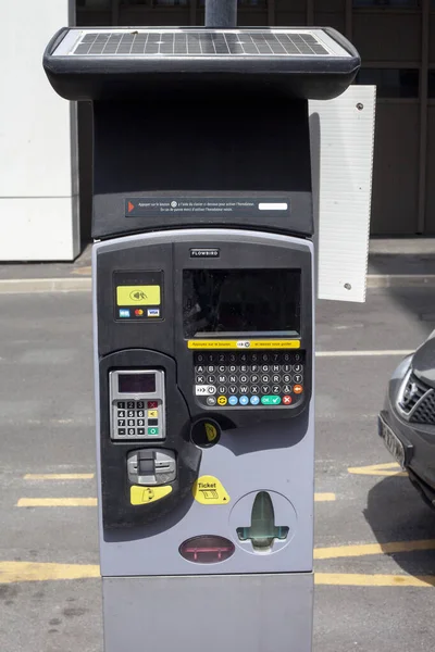 フランス 2022年6月17日 パリの街の駐車場機械 — ストック写真