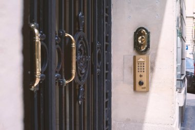 PARIS, FRANCE - 26 Nisan 2022: Paris 'in merkezindeki kiracılar için güzel kapı zili ve çağrı düğmesi