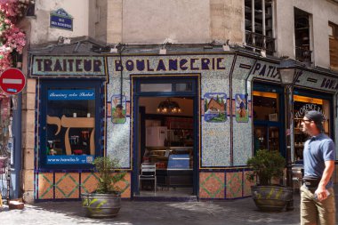 PARIS, FRANCE - 24 HAZİRAN 2022: Quartier juif du Marais Paris. Kafeler falafel, yabancılar.