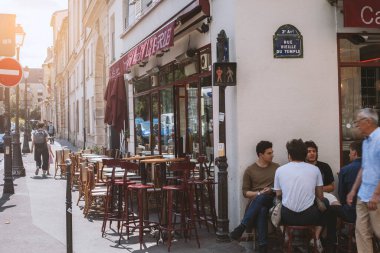 PARIS, FRANCE - 24 HAZİRAN 2022: Quartier juif du Marais Paris. Kafeler falafel, yabancılar.