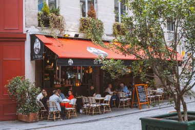Paris, Fransa - 25 Haziran 2022: Paris 'te teraslı kafe.