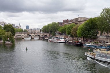 Paris, Fransa - 28 Haziran 2022: Paris 'te Seine Nehri. zevk gemisi