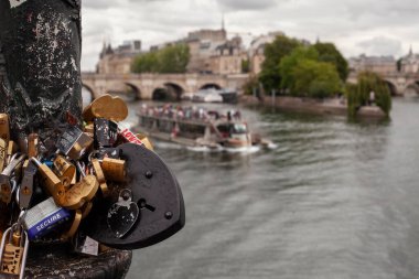 Paris, Fransa - 28 Haziran 2022: Paris 'te Seine Nehri. zevk gemisi