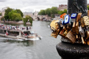 Paris, Fransa - 28 Haziran 2022: Paris 'te Seine Nehri. zevk gemisi