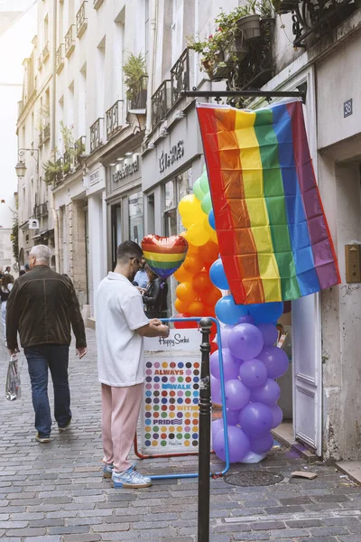2022年6月25日 法国巴黎的同志游行 每件东西都用彩虹旗装饰 — 图库照片