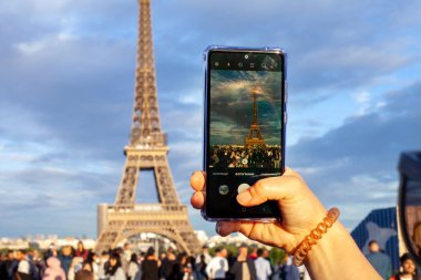PARIS, FRANCE - 29 Haziran 2022: Paris 'teki Trocadero Meydanı' ndan Eyfel Kulesi 'nin manzarası.