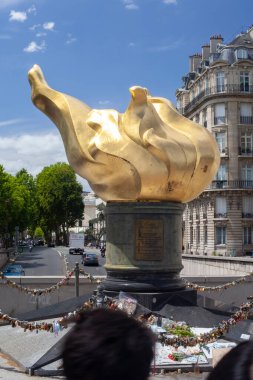 PARIS, FRANCE - 29 Haziran 2022: 1989 yılında Prenses Diana 'nın Paris' teki bir tünelde öldürülmesinin ardından Fransız-Amerikan dostluğunun bir işareti olarak Özgürlük Anıtı dikildi. Alma Meydanı