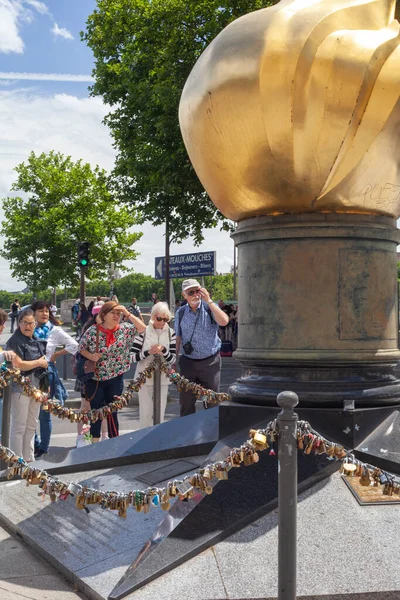2022年6月29日 在戴安娜王妃在巴黎隧道死亡后 自由女神像火炬纪念碑于1989年竖立 作为法美友谊的标志 Alma广场 — 图库照片