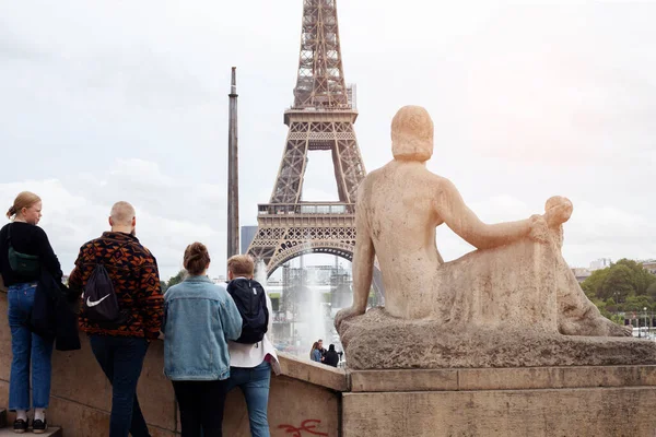 París Francia Julio 2022 Tipo Con Una Chica Mira Torre — Foto de Stock