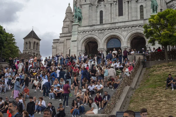 Paris France Ance June 2022 游客在巴黎Sacr Coeur大教堂大教堂附近的台阶上 — 图库照片