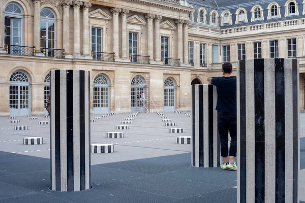 Paris, Fransa - 08 Temmuz 2022: Palais Royal, Louvre 'un kuzey kanadının karşısındaki Paris' te yer alan bir meydan, saray ve parktır..