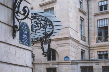 Paris, Fransa - 08 Temmuz 2022: Paris 'te bir caddenin adı yazılı bir tabela,