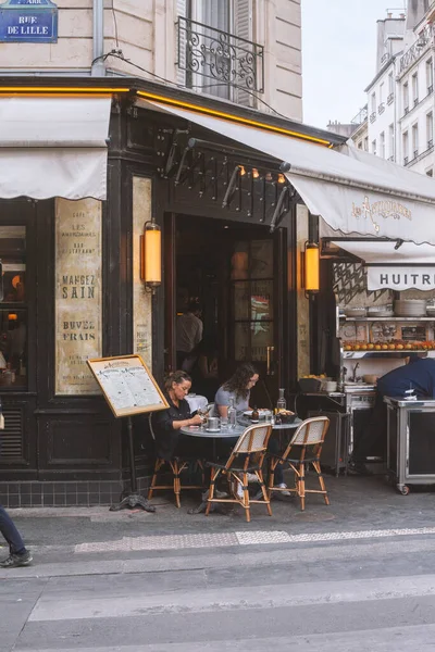 Παρίσι Γαλλία Ιουλίου 2022 Καφέ Στο Παρίσι Τραπέζια Στη Βεράντα — Φωτογραφία Αρχείου