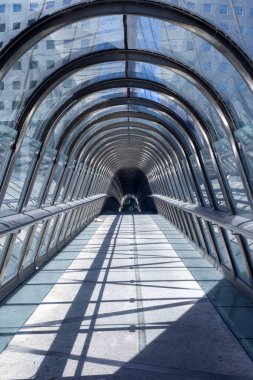 PARIS, FRANCE - 11 Temmuz 2022: Gündüz vakti La Defense, Paris 'te cam kubbe köprüsü ve yürüyen iş adamları