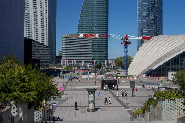 PARIS, FRANCE - 11 HAZİRAN 2022: günbatımında Paris 'in La Dfense finans bölgesi