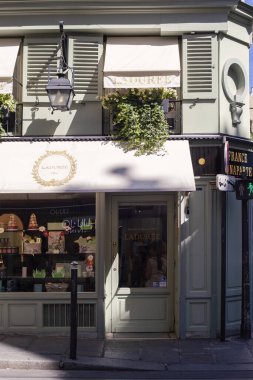 Paris, Fransa, Temmuz 2022 - Ladure 1862 yılında kurulan bir Fransız pastanesidir. Dünyanın en ünlü makarna üreticilerinden biridir. Genel merkez Marc-en-Bareul, Fransa 'da yer almaktadır..