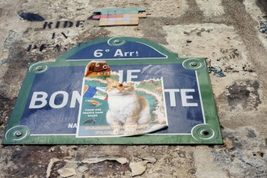 Paris, Fransa, Temmuz 2022 - Paris 'teki eski sokak tabelası. Binanın duvarında geleneksel tabelalar