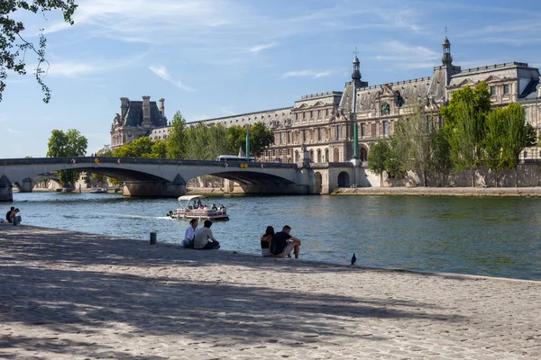 Париж Франція Липень 2022 Року Парижани Туристи Мають Пікнік Відпочивають — стокове фото