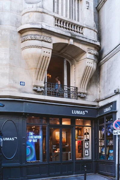 Paris, Fransa, Temmuz 2022 - Paris 'te orijinal balkon