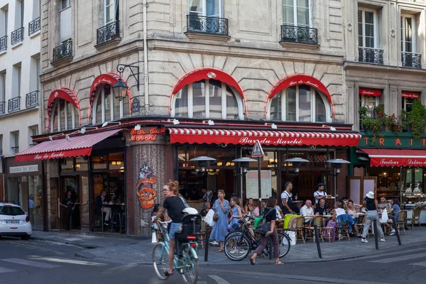 Parijs Frankrijk Juli 2022 Gezellige Straat Met Cafe Tafels Parijs — Stockfoto