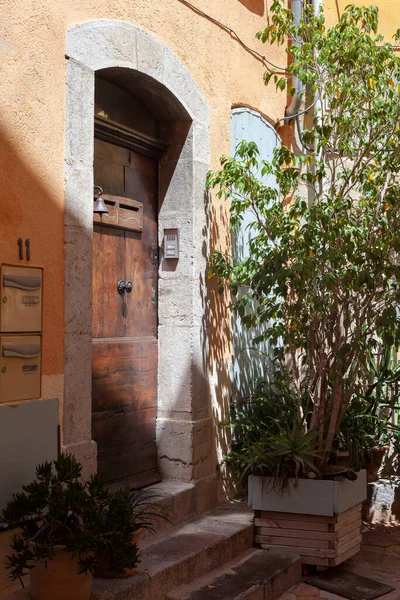 Hyres France August 2022 Narrow Street Yellow Houses Mediterranean Style — Stockfoto