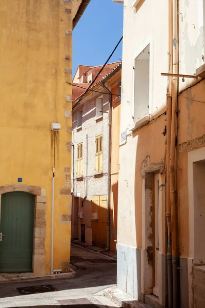 Hyres France August 2022 Narrow Street Yellow Houses Mediterranean Style — Stockfoto
