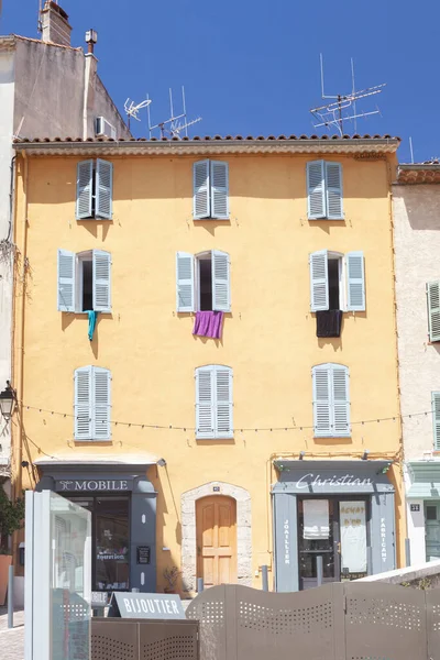 Hyres France August 2022 Yellow House Blue Shutters Old Mediterranean — Stockfoto
