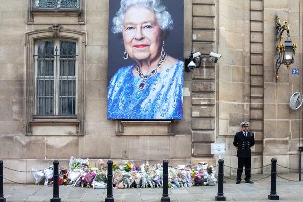 Paris France September 2022 Portrait Queen Elizabeth Building British Embassy — Stock Photo, Image