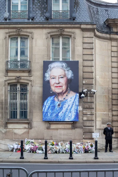 Paris France September 2022 Portrait Queen Elizabeth Building British Embassy — Stock Photo, Image