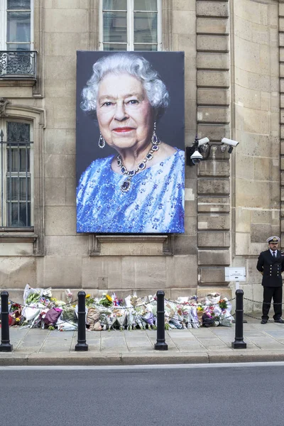 Paris France September 2022 Portrait Queen Elizabeth Building British Embassy — Stock Photo, Image