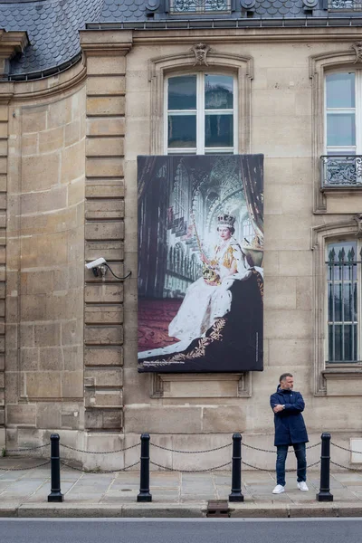 París Francia Septiembre 2022 Retrato Reina Isabel Sobre Edificio Embajada — Foto de Stock
