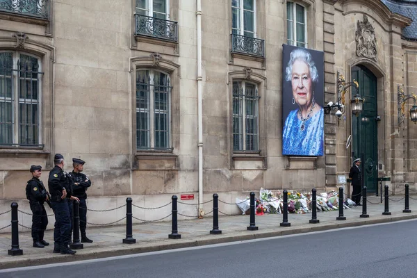 París Francia Septiembre 2022 Retrato Reina Isabel Sobre Edificio Embajada — Foto de Stock
