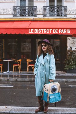 PARIS, FRANCE - 18 EKİM 2022: iskele delikli kedi taşıyıcı sırt çantası. Hayvanlarla seyahat.