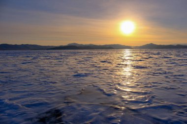 Baykal 'da kış. mavi buz