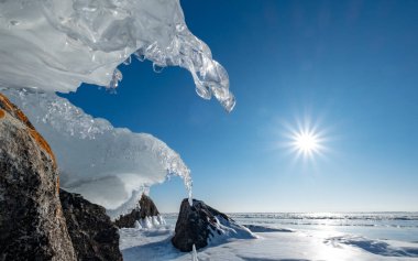 Baykal Gölü. Kıyılarda su sıçraması