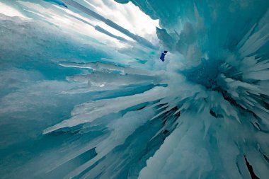 Baykal 'da kış. mavi buz