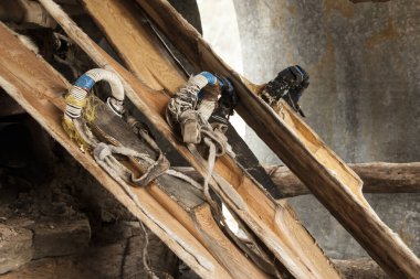 Kayaklar sobanın yanında duruyor.